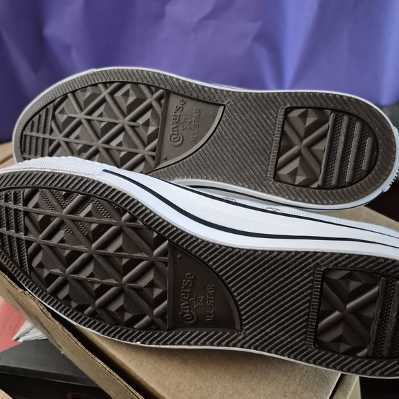 Unworn Women's Chucks in Metallic Egret Size 11 - Picture 3 of 9